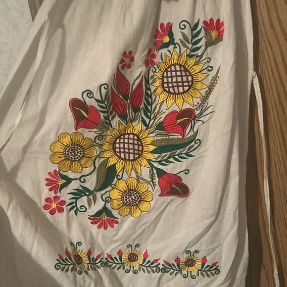 Beautiful embroidered Mexican dress with flowers - Picture 4 of 8